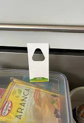 Kunde zeigt Karte in Küche